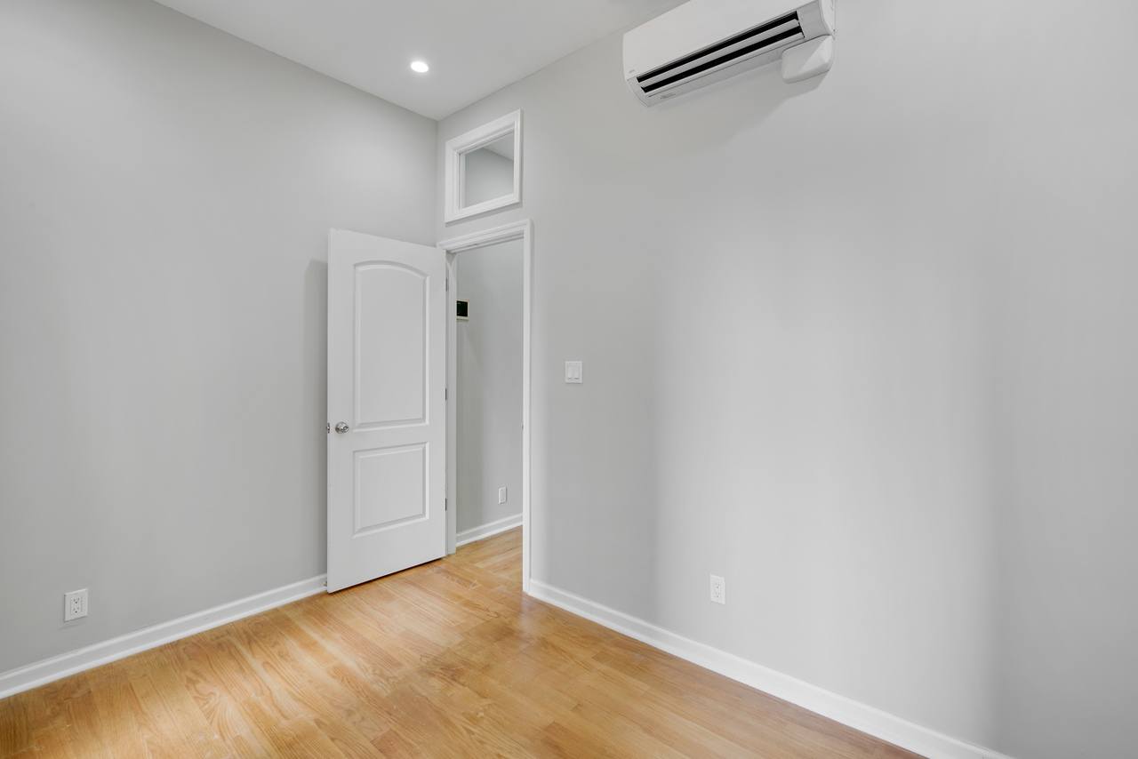 a room in Upper East Side photo 5