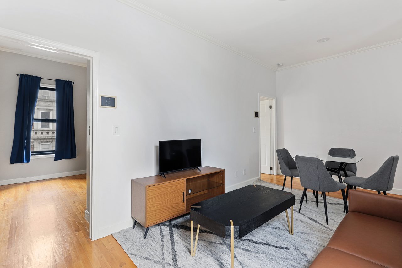 a room in Hamilton Heights photo 7