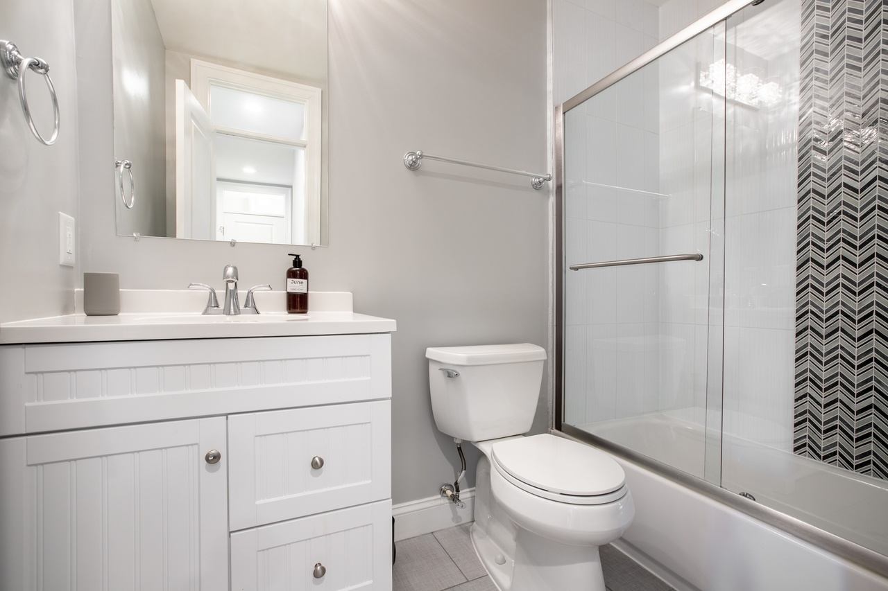 a room in Northwest Washington photo 6