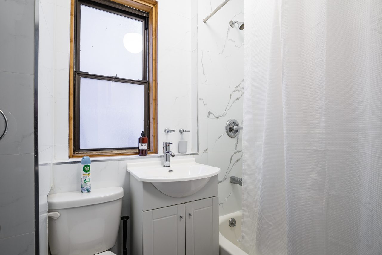 a room in Theater District photo 5