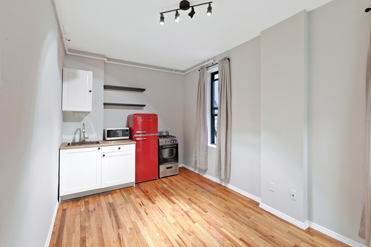 a room in Lincoln Square photo 3