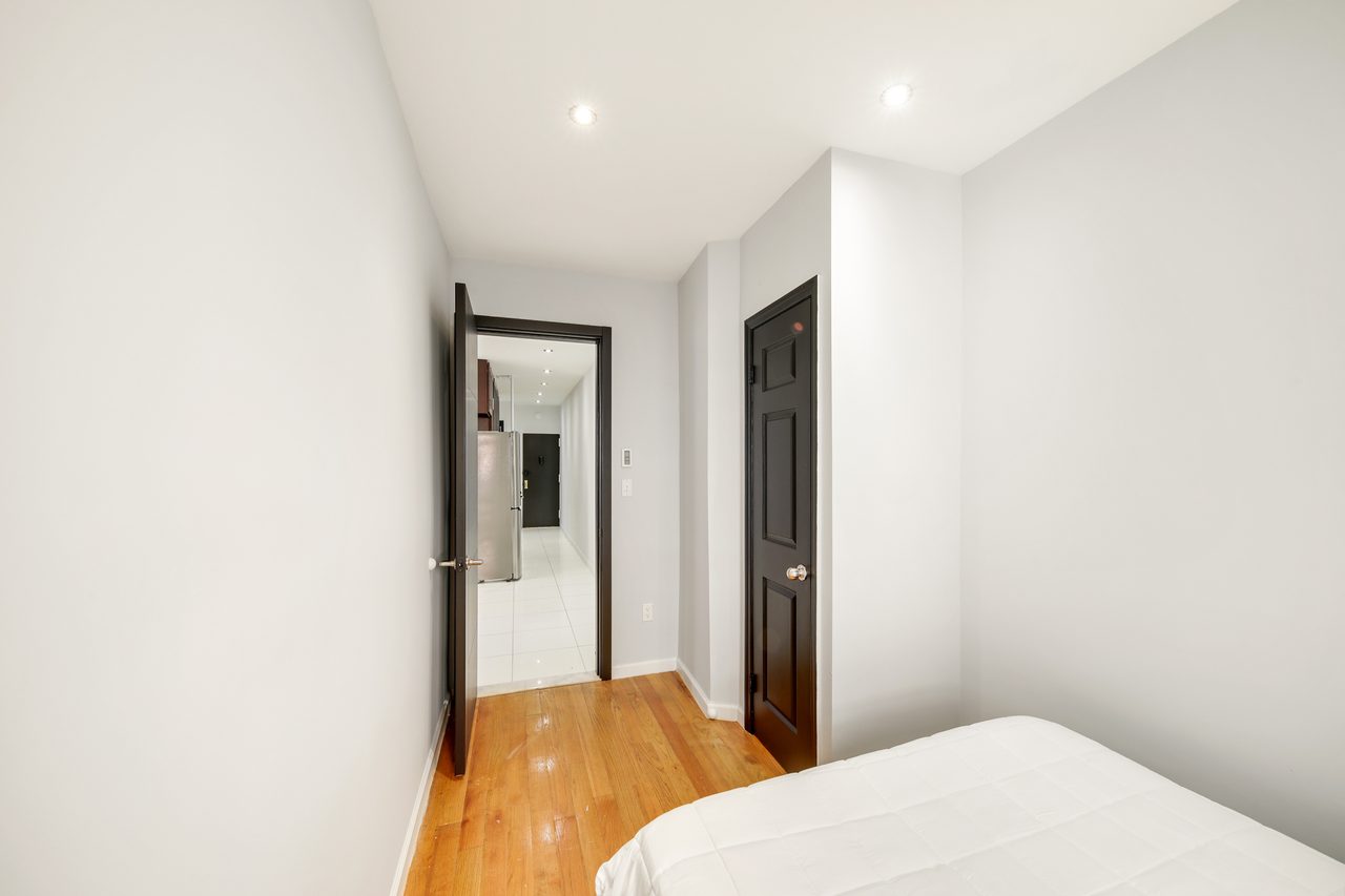 a room in Morningside Heights photo 3