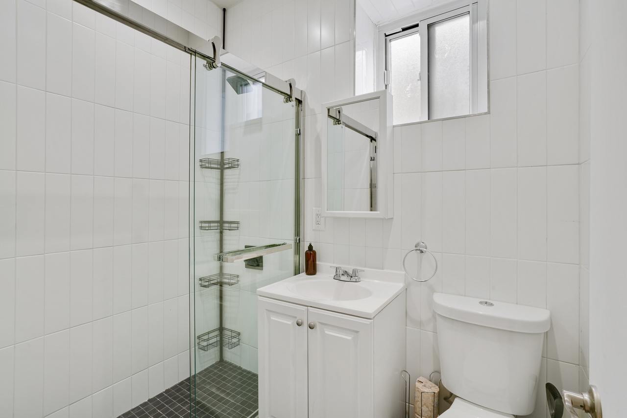 a room in Bedford-Stuyvesant photo 9
