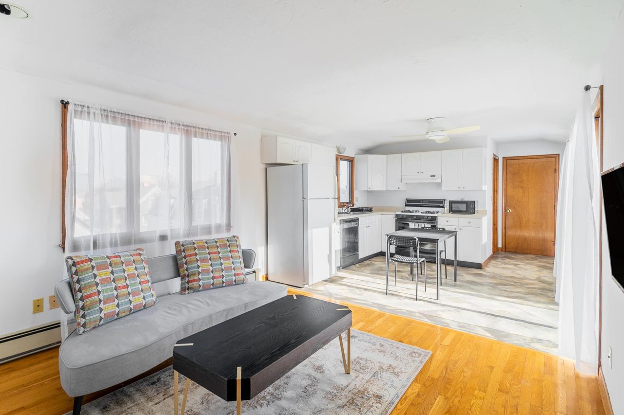 a room in East Somerville photo 6