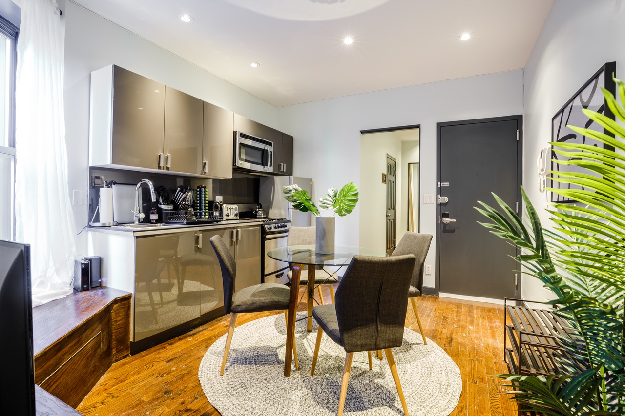 a room in Yorkville photo 3