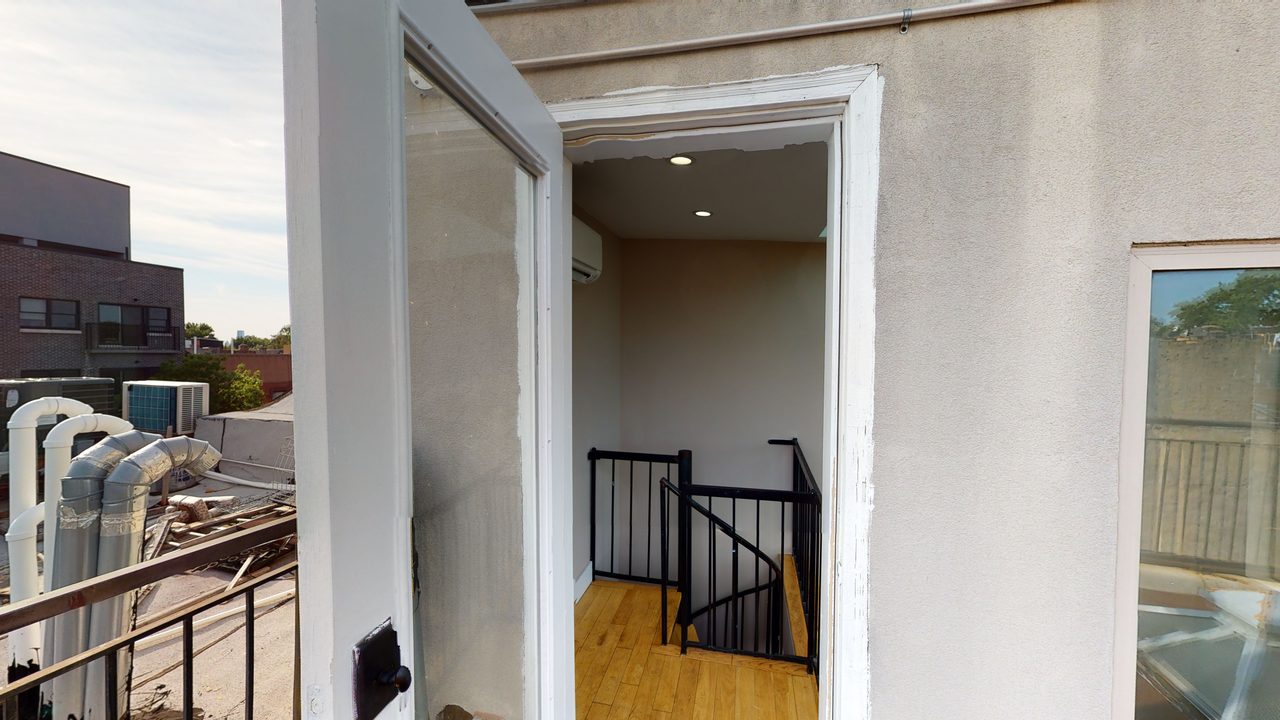 a room in Bedford-Stuyvesant photo 9