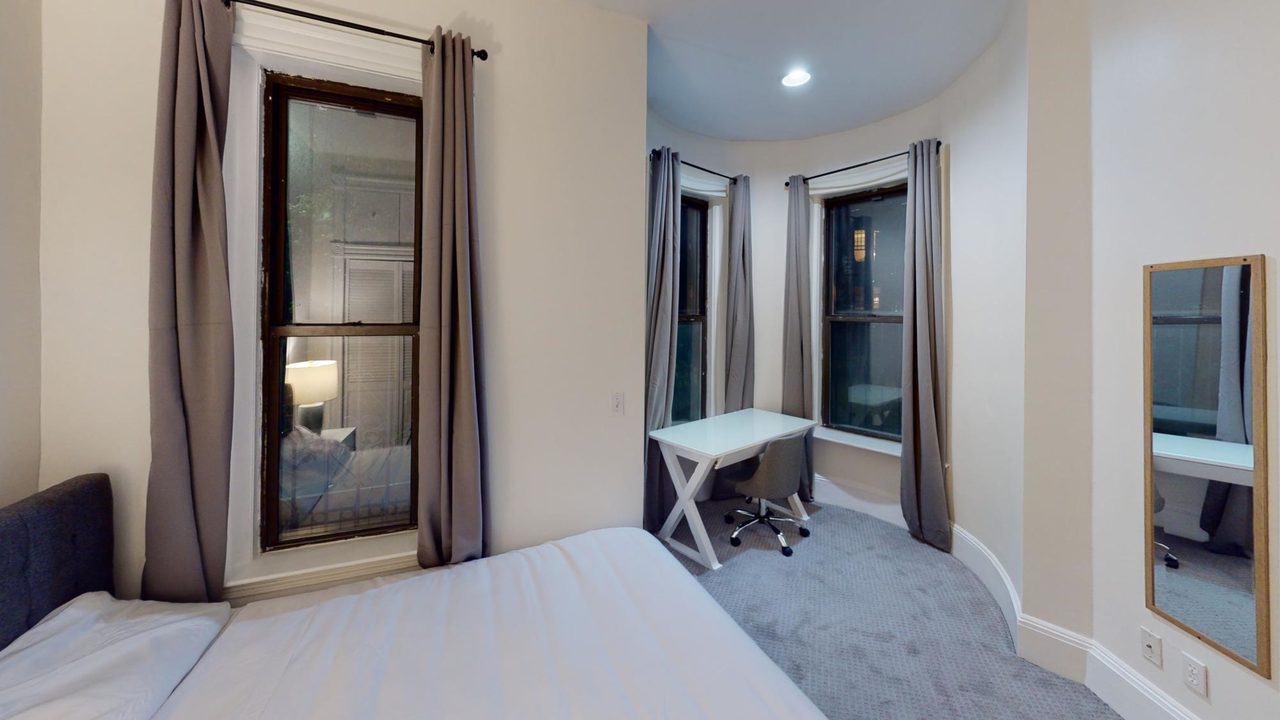 a room in Fenway–Kenmore photo 8