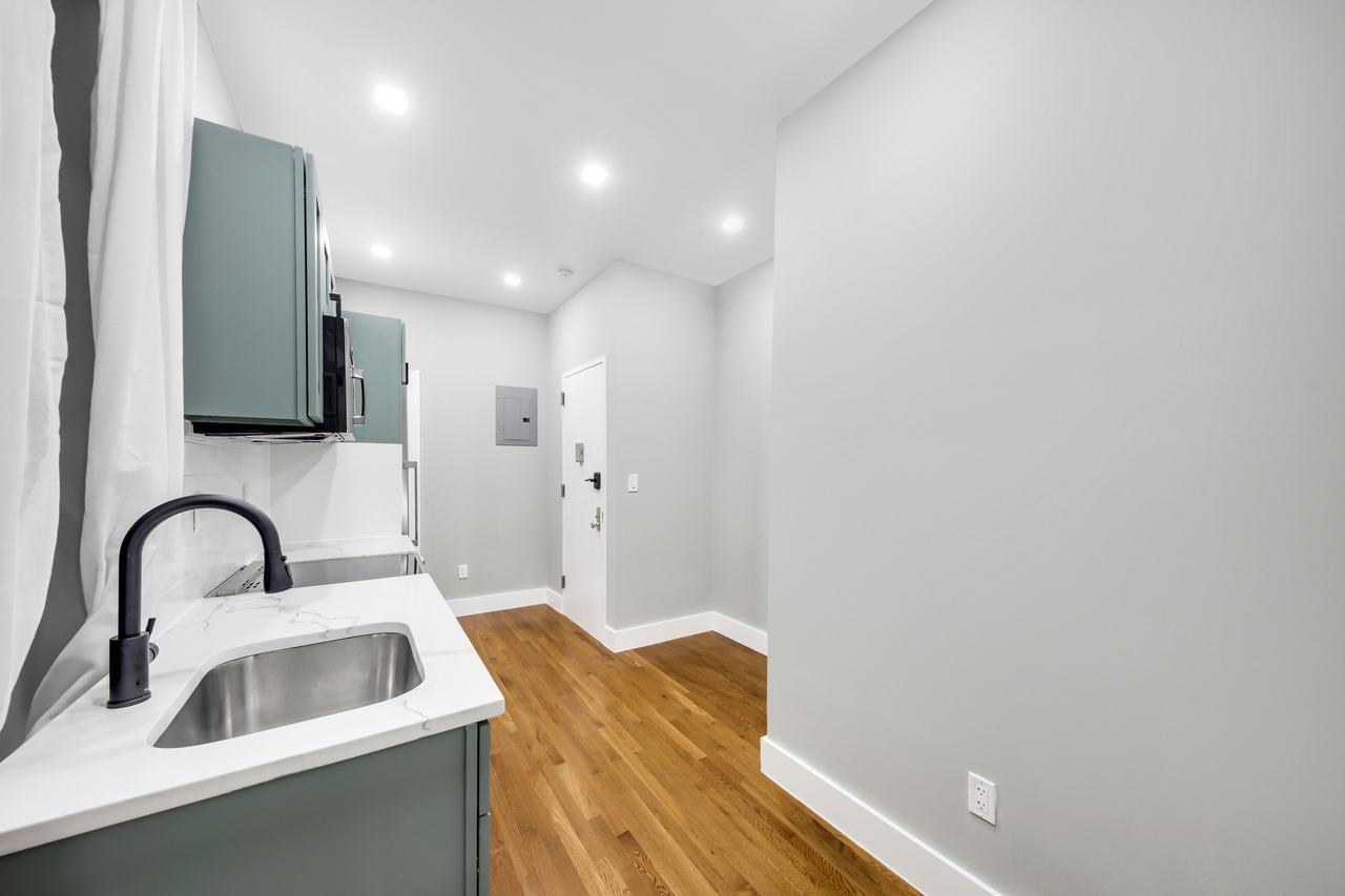 a room in Hell's Kitchen photo 4