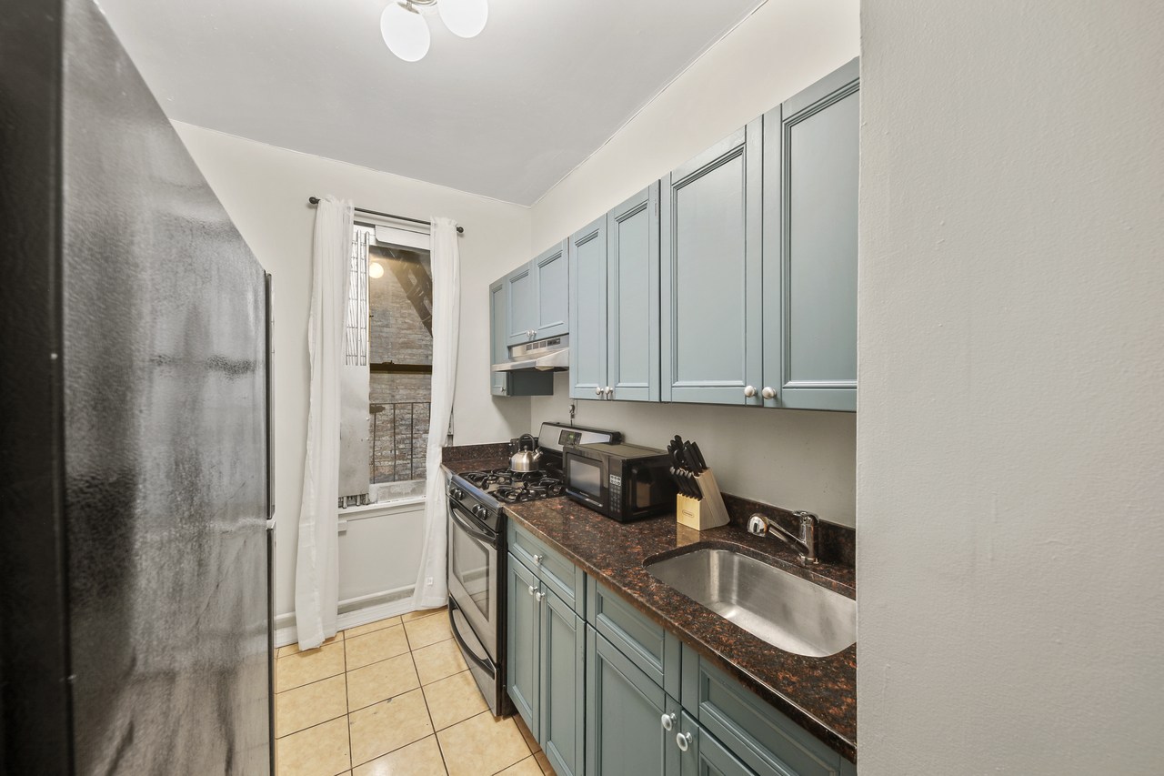 a room in Hamilton Heights photo 8