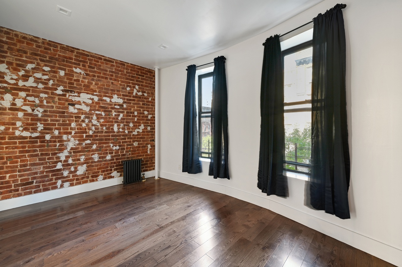 a room in Hamilton Heights photo 3