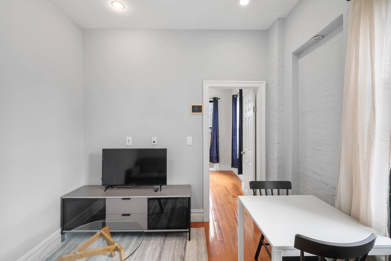 a room in Hell's Kitchen photo 5