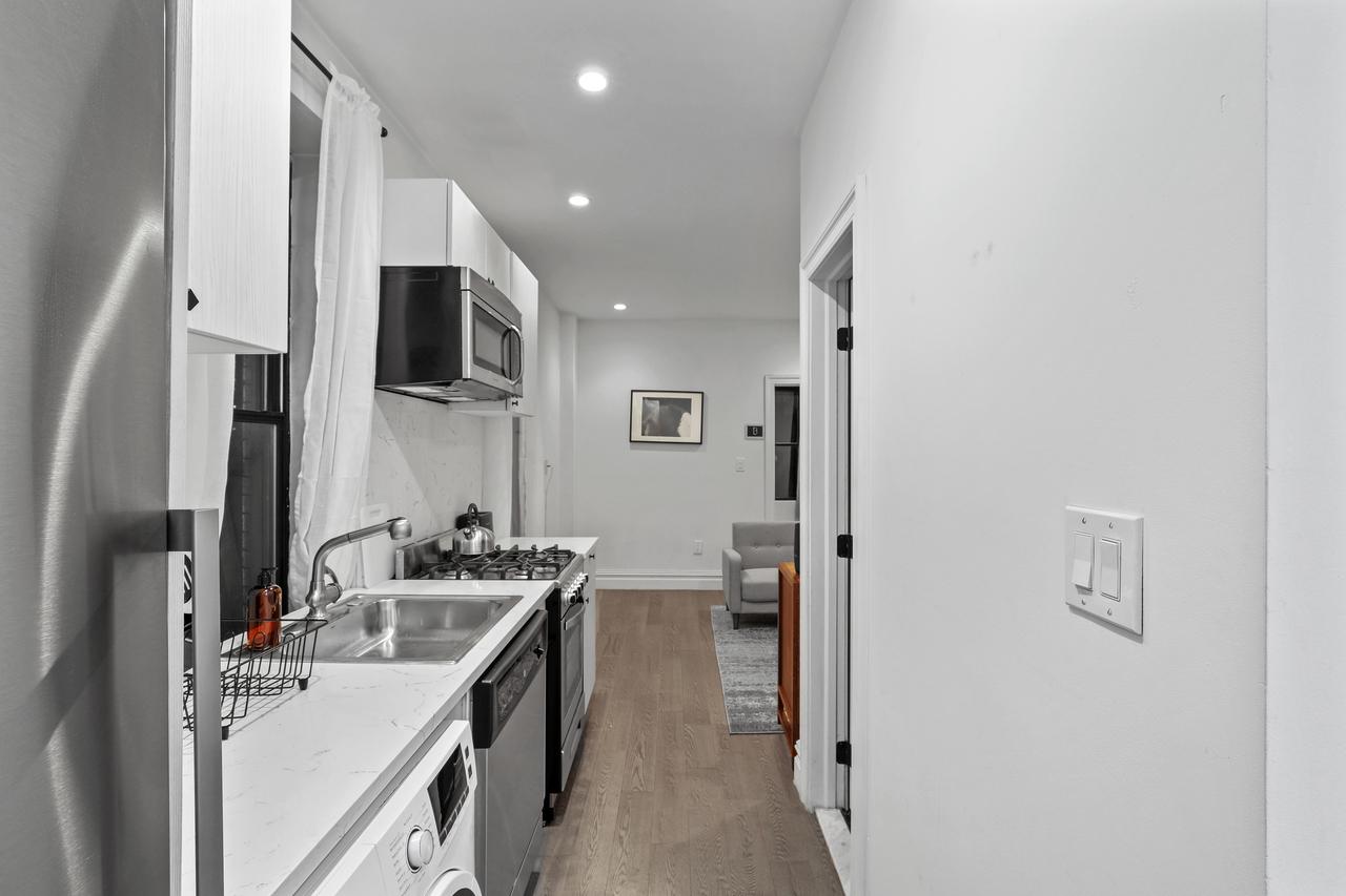 a room in Hell's Kitchen photo 9