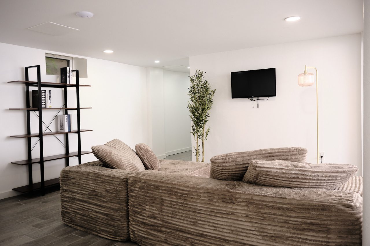 a room in Flatbush photo 9