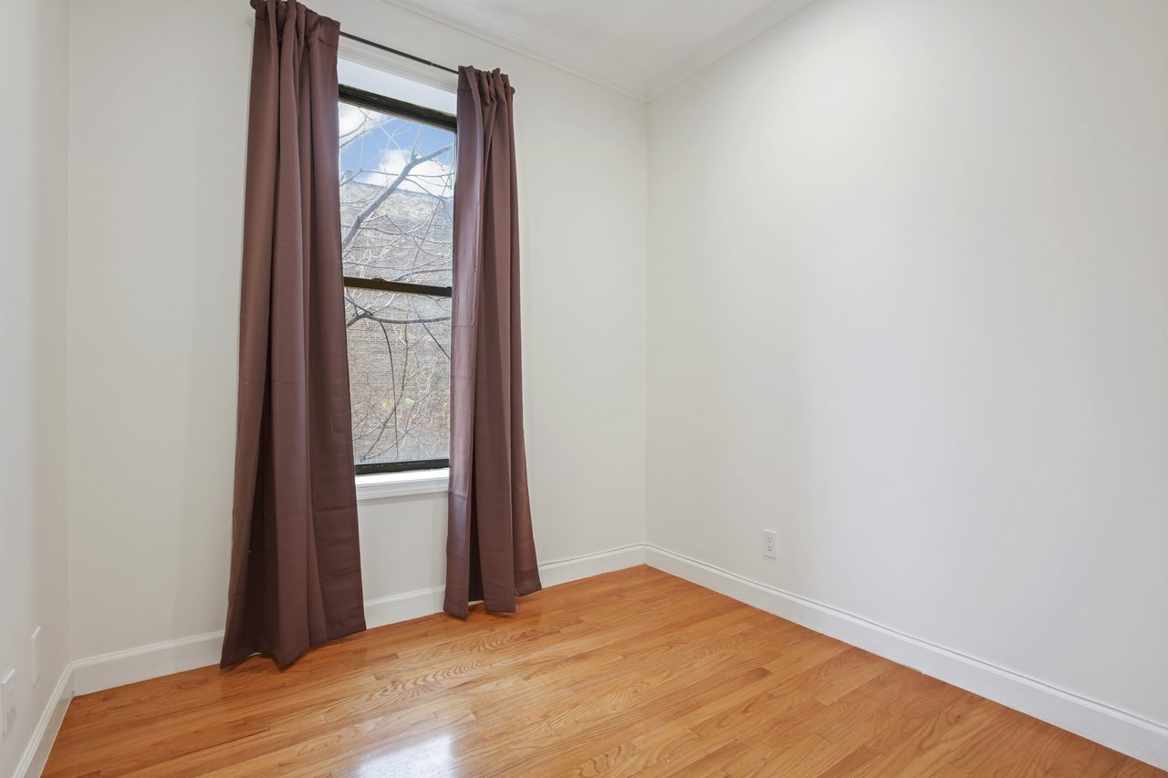 a room in Hamilton Heights photo 2
