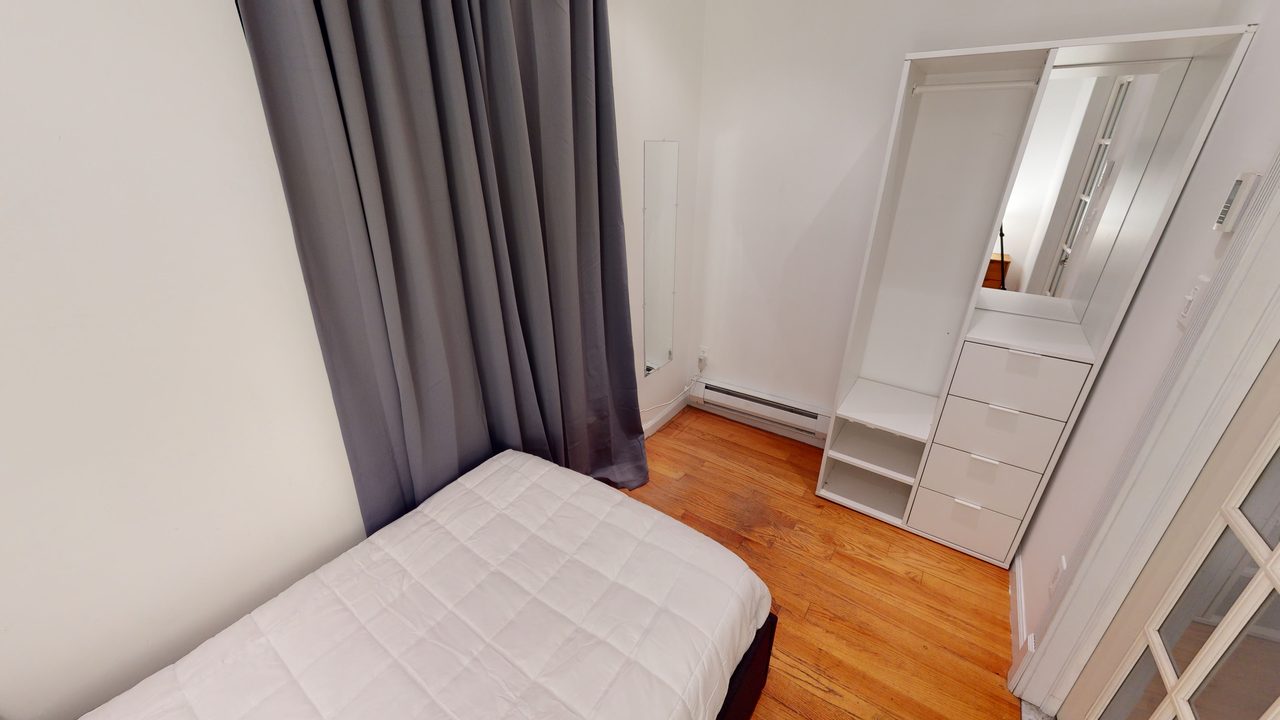 a room in Morningside Heights photo 2