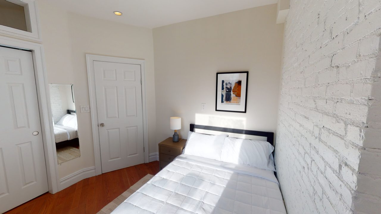 a room in Hell's Kitchen photo 5