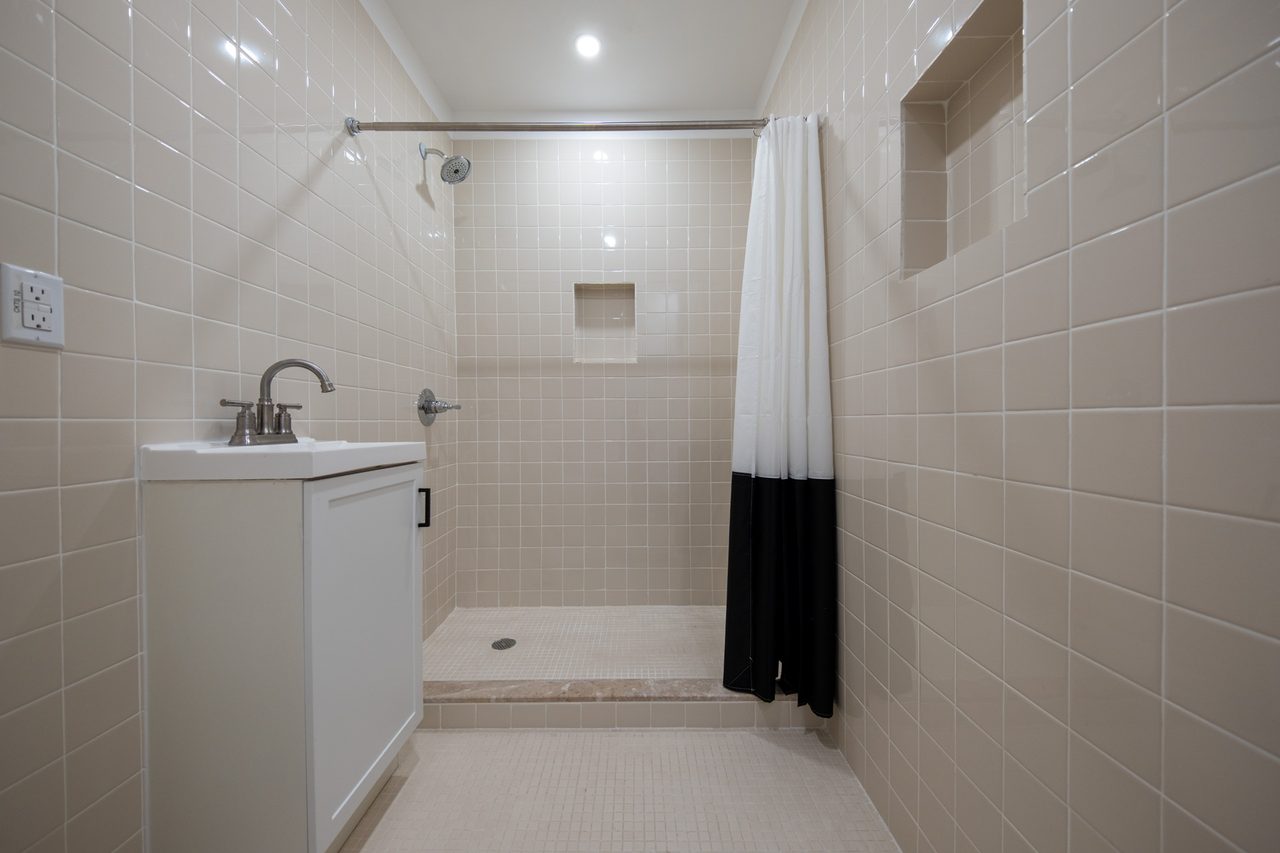 a room in Flatbush photo 8