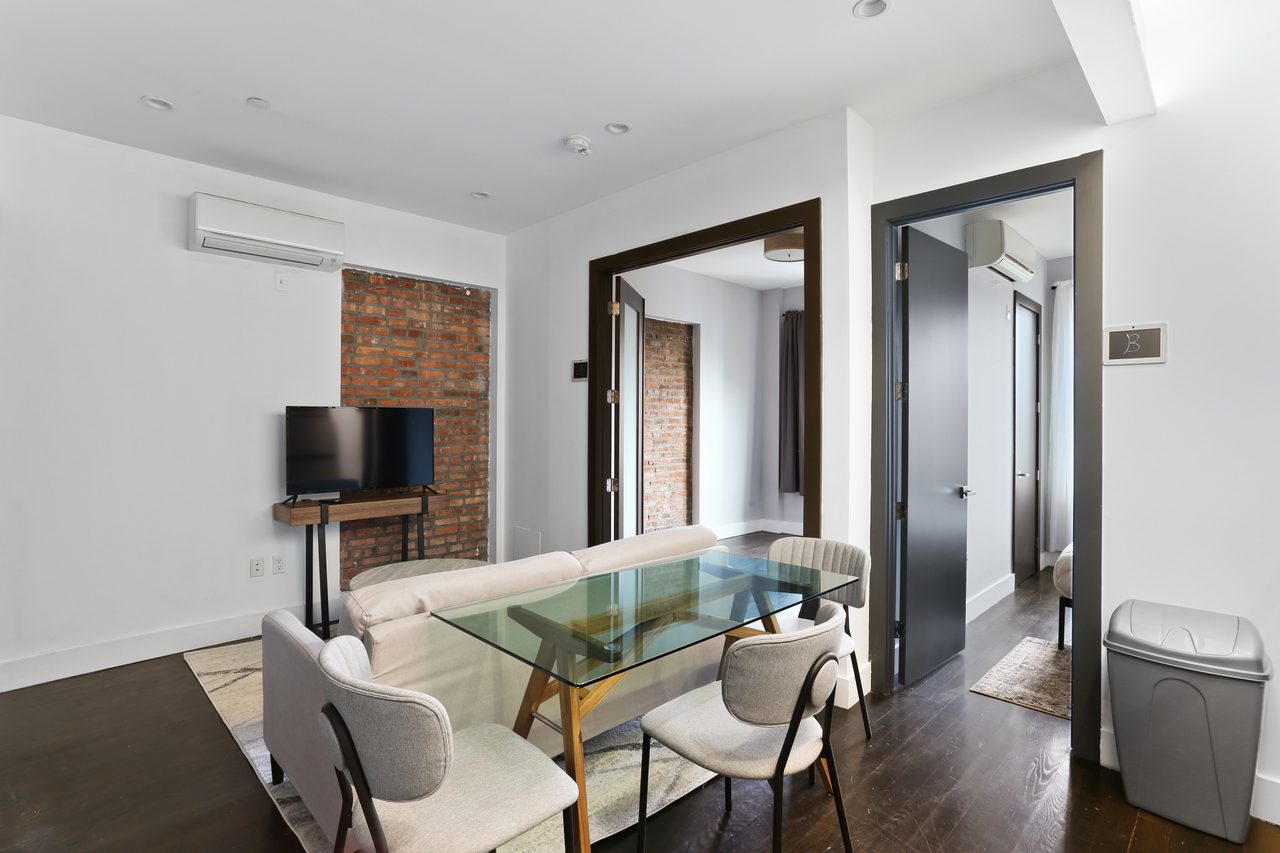 a room in Bedford-Stuyvesant photo 4