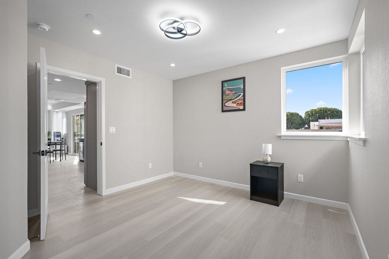 a room in Central LA photo 4