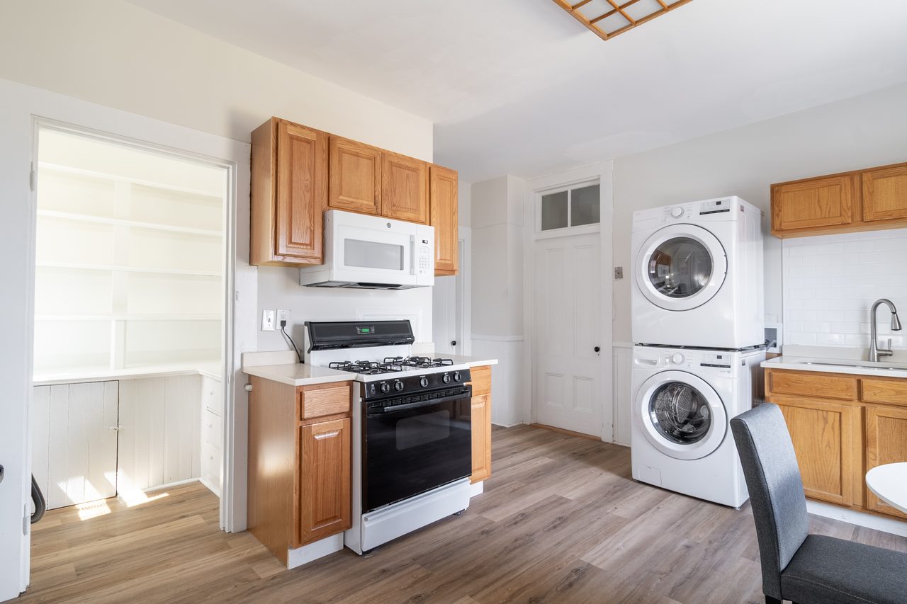 a room in Roxbury photo 9