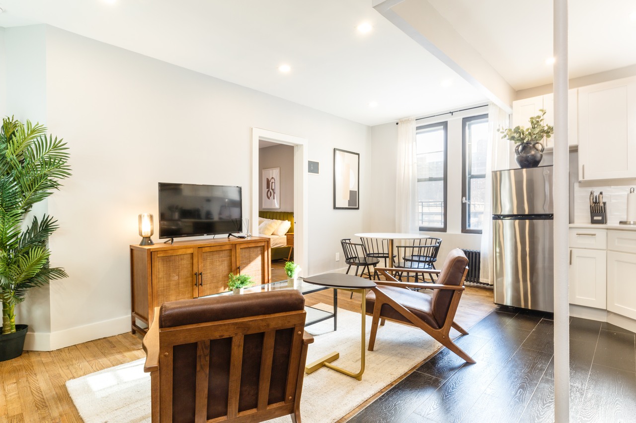 a room in Hamilton Heights photo 4