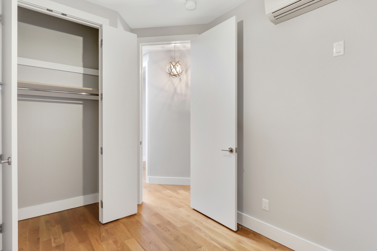 a room in Bedford-Stuyvesant photo 5