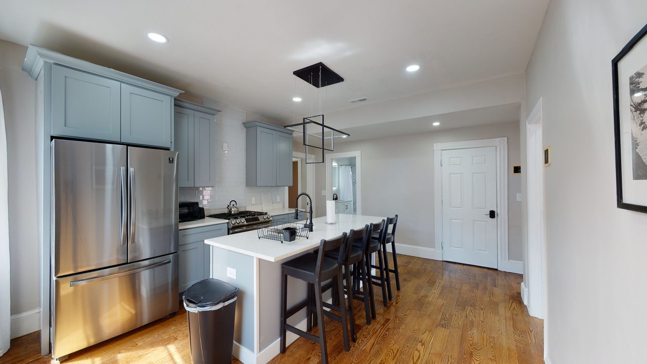 a room in Roxbury photo 9