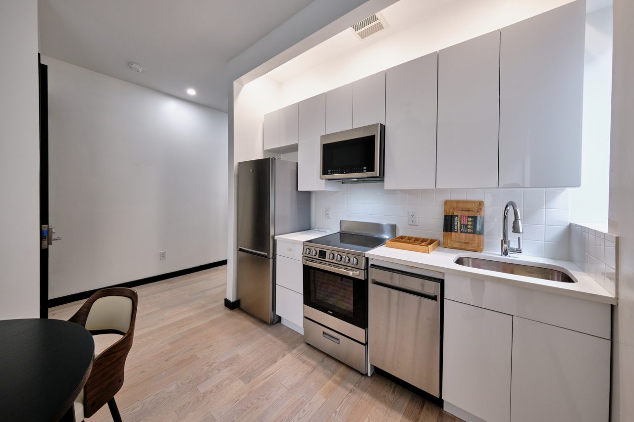 a room in Flatbush photo 9