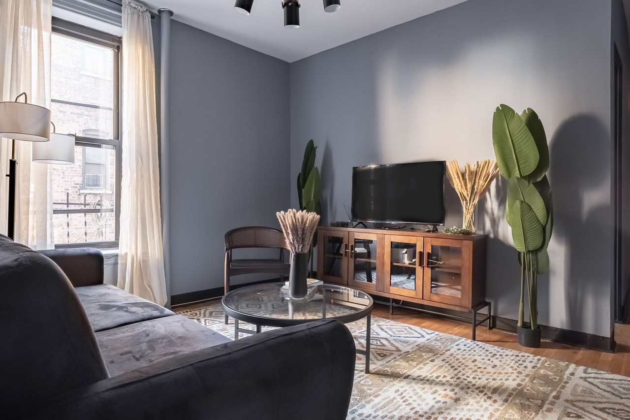 a room in Hamilton Heights photo 3