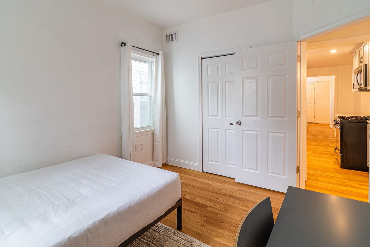 a room in East Somerville photo 3