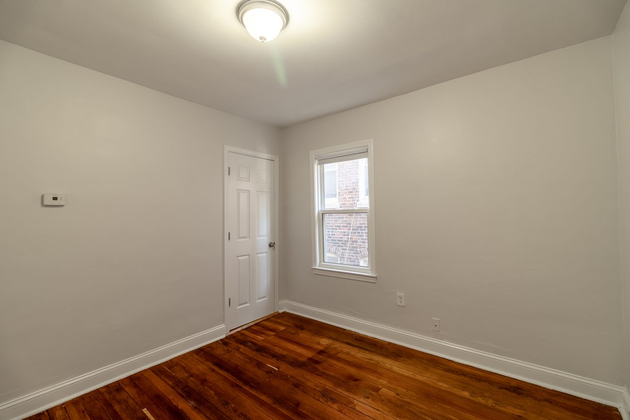 a room in Roxbury photo 3