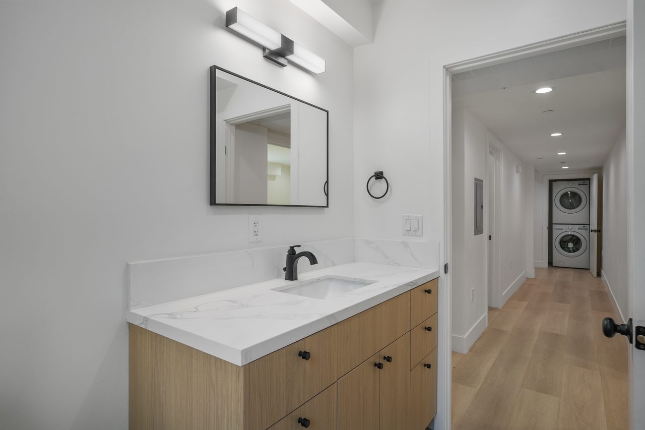 a room in Central LA photo 8