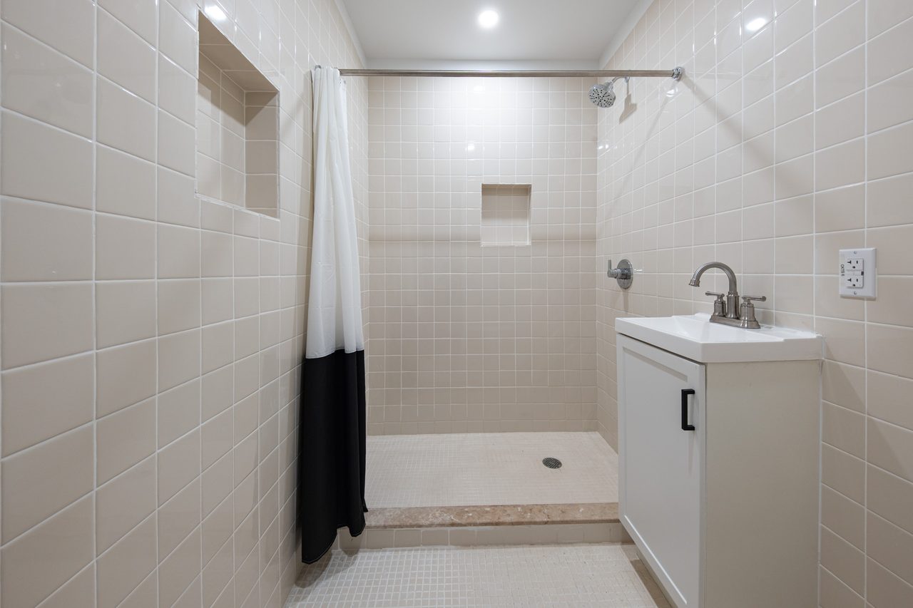 a room in Flatbush photo 9