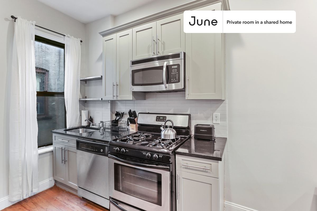 a room in Crown Heights photo 8