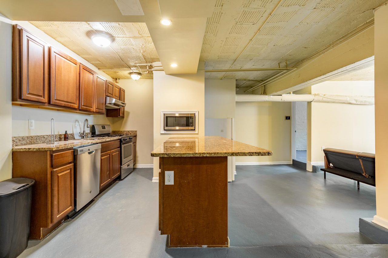 a room in Northwest Washington photo 3