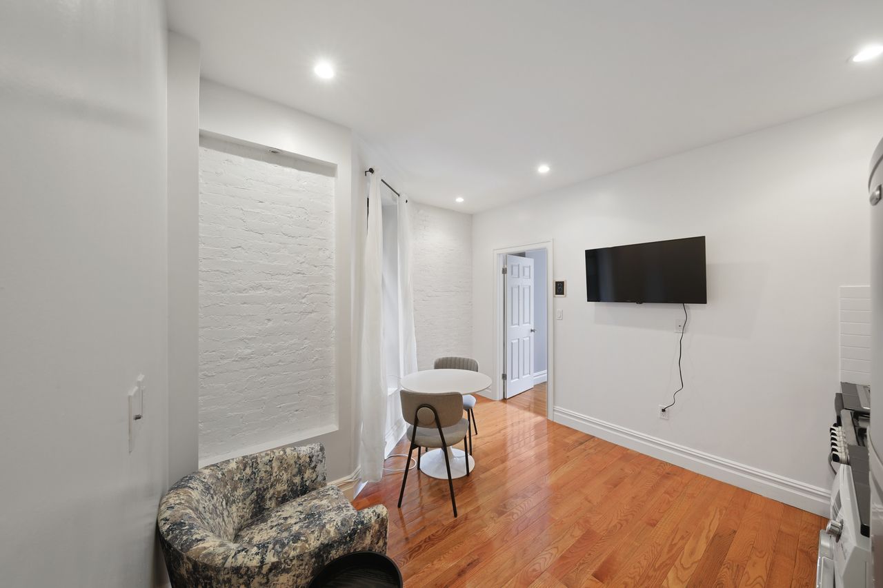 a room in Hell's Kitchen photo 4