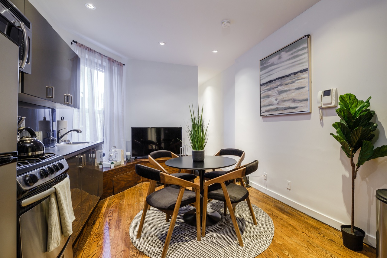a room in Yorkville photo 5