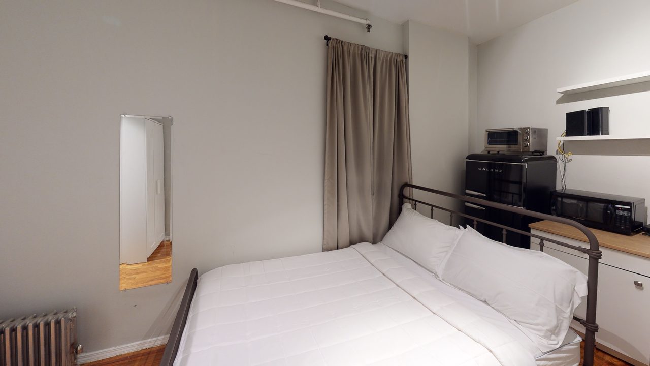 a room in Lincoln Square photo 8
