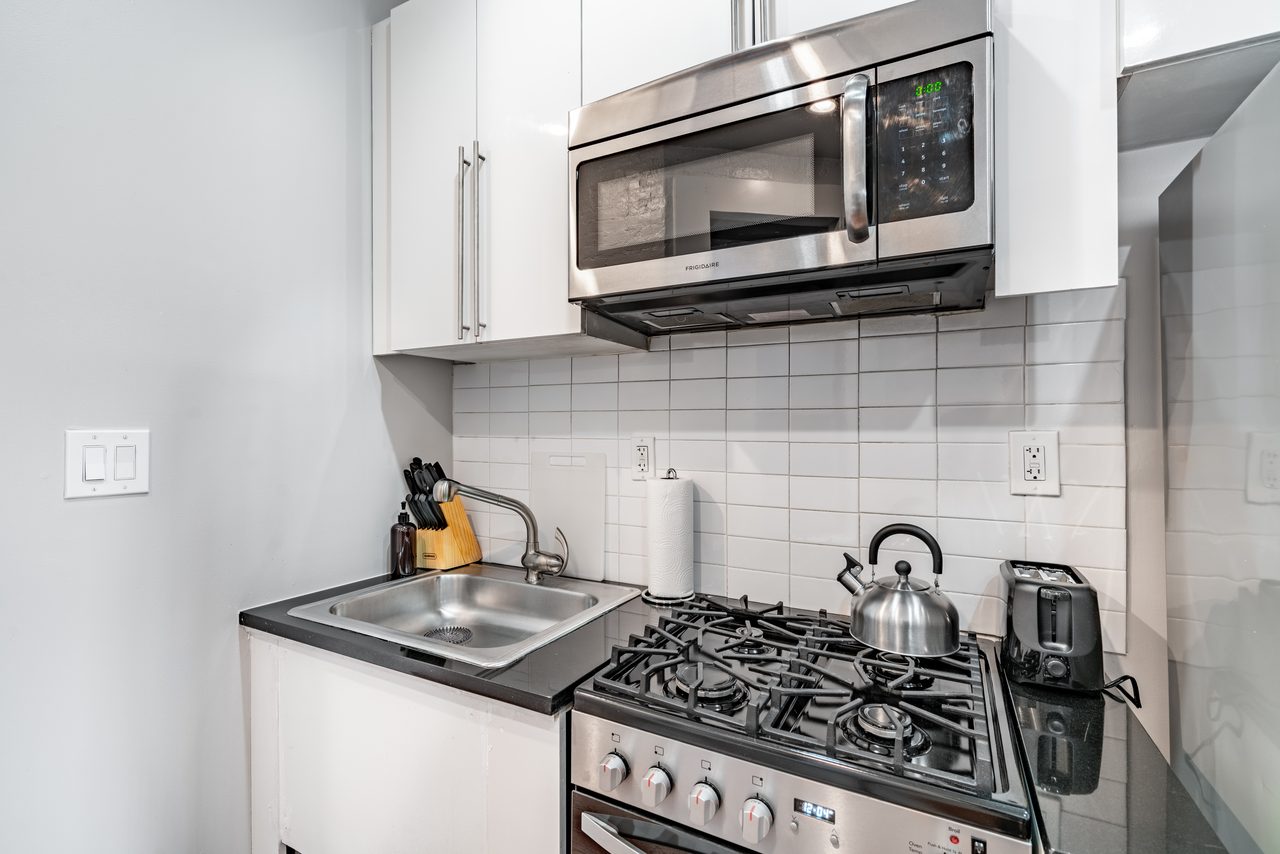 a room in Hell's Kitchen photo 5