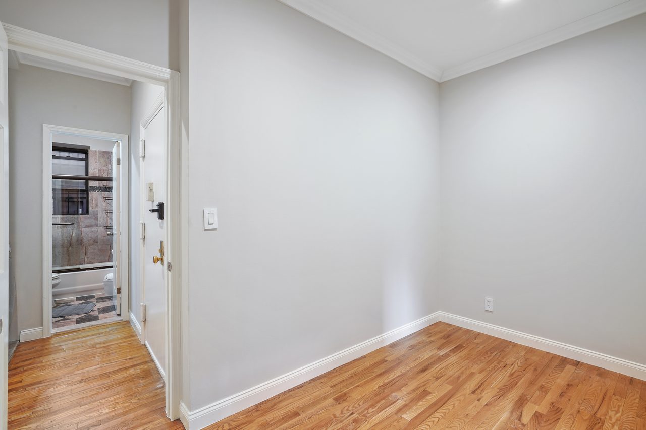 a room in Hamilton Heights photo 5