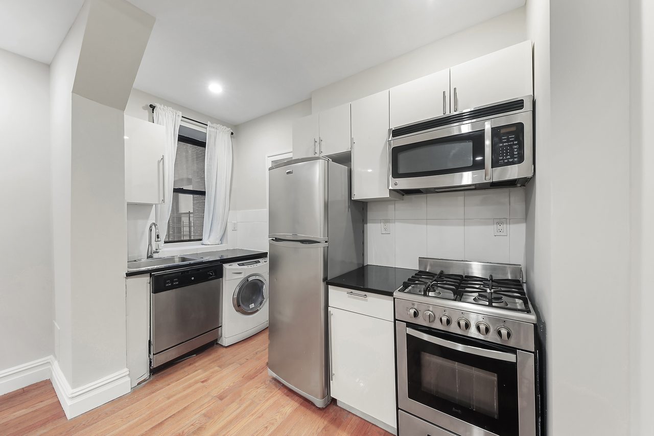 a room in Hamilton Heights photo 3