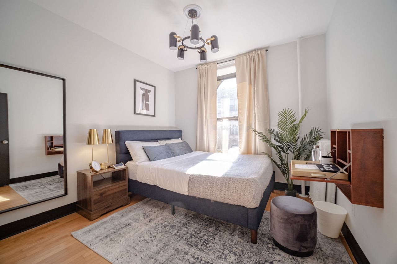 a room in Hamilton Heights photo 2