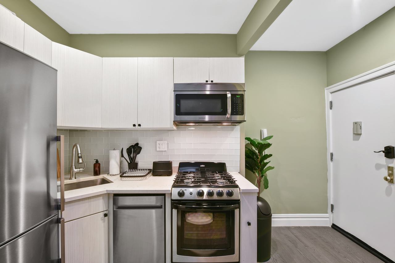 a room in East Village photo 9