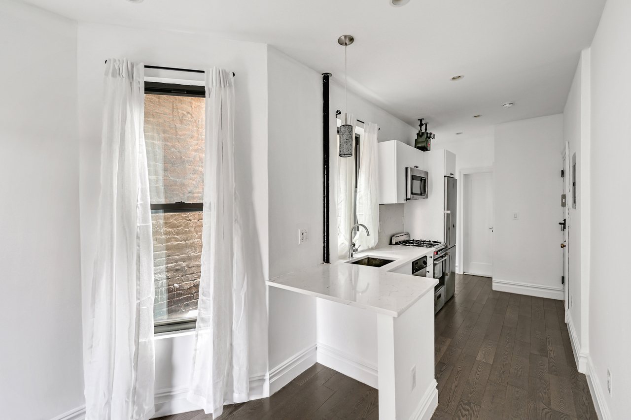 a room in Hell's Kitchen photo 3