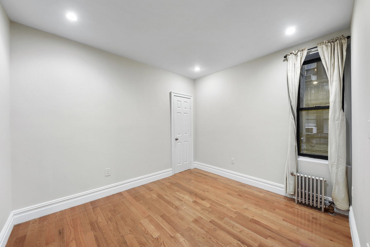 a room in Hamilton Heights photo 8