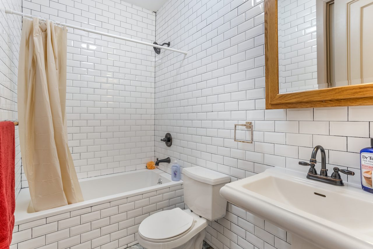 a room in Hamilton Heights photo 6