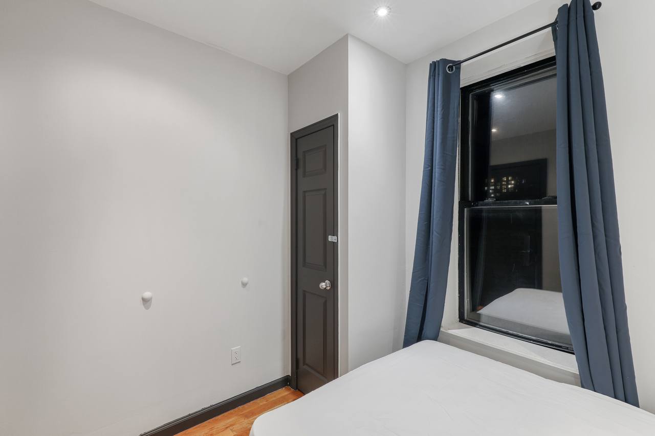 a room in Morningside Heights photo 3