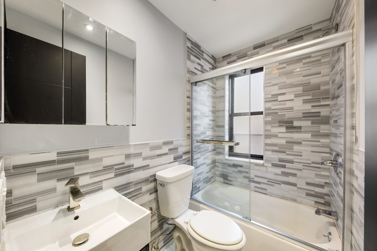 a room in Morningside Heights photo 8