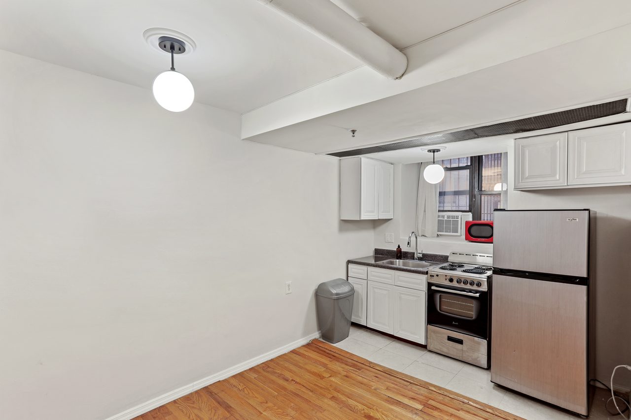 a room in Hamilton Heights photo 3