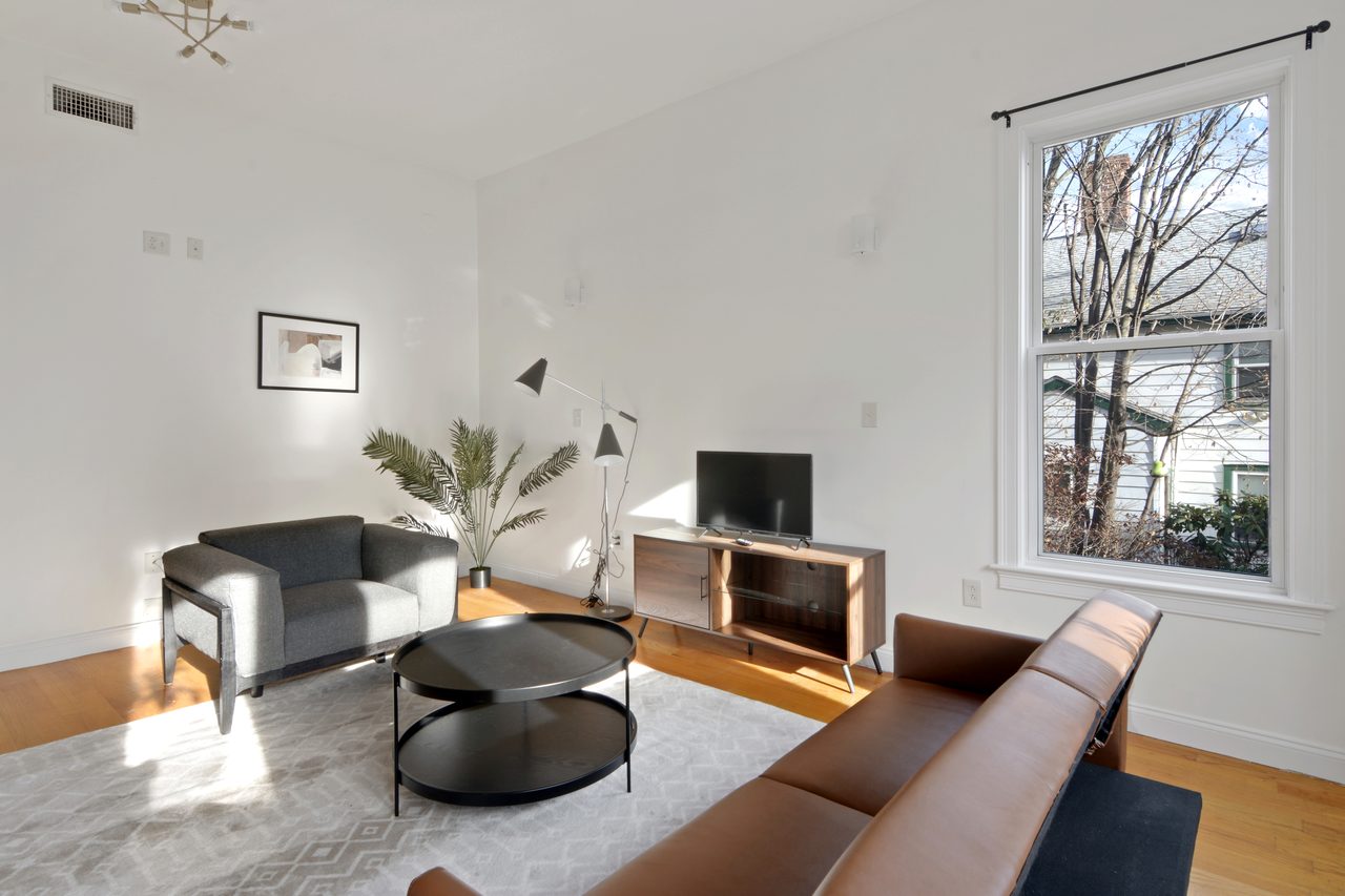 a room in Roxbury photo 5
